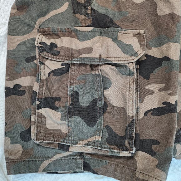 Green Camo Cargo Shorts with a Belt For Men - Picture 6 of 7